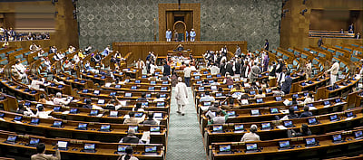 இந்தியர்கள் நாடு கடத்தல்: நாடாளுமன்றத்தில் அமளி! அவைகள் ஒத்திவைப்பு!