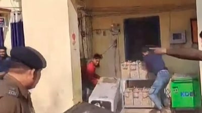 பிகார்: காவல் நிலையத்தை சூறையாடிய மக்கள்!