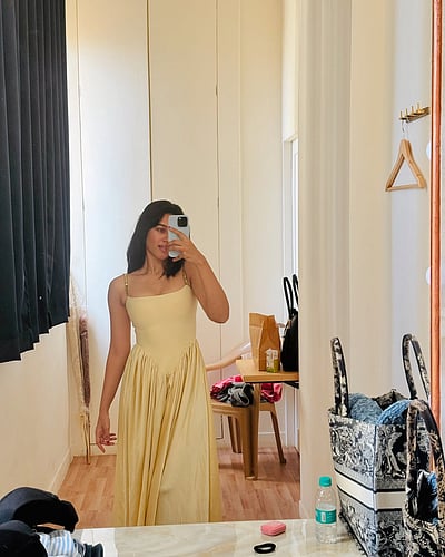 கண்ணாடியின் எதிரொலிப்பில்... மிருணாளினி ரவி!