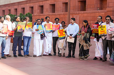 நாடாளுமன்றம்: மீனவர்களை விடுவிக்க கோரி தமிழக எம்பிக்கள் போராட்டம்! 