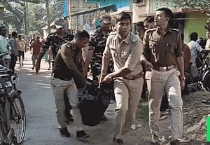 மேற்கு வங்கம்: பட்டாசு ஆலையில் ஏற்பட்ட வெடி விபத்தில் 4 பேர் பலி 