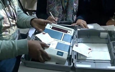 தில்லியில் யாா் ஆட்சி?: வாக்கு எண்ணிக்கை தொடங்கியது