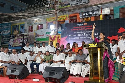 கிள்ளிக்கொடுக்கும் மனநிலைகூட பாஜகவுக்கு இல்லை!
-கனிமொழி எம்.பி. பேச்சு