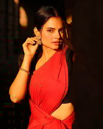 உன் கம்மலாக நானிருந்தால்... ஸ்மிருதி கஷ்யப்! 