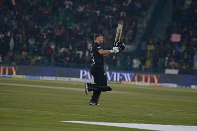 முத்தரப்பு தொடர்: சதம் விளாசிய கிளன் பிலிப்ஸ்; பாகிஸ்தானுக்கு 331 ரன்கள் இலக்கு!