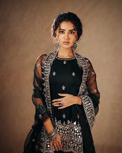 என்ன பார்வை.. அனுபமா பரமேஸ்வரன்!