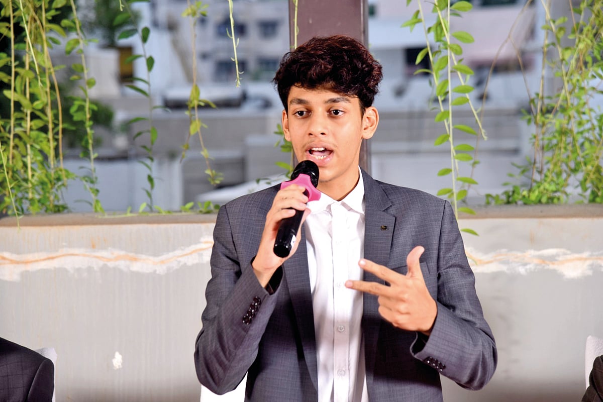 பன்மொழி வித்தகர்..!