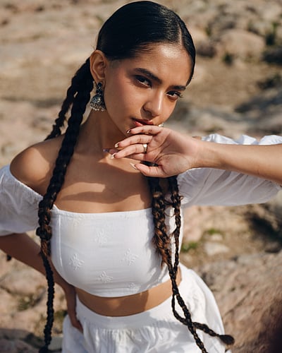 என்னென்ன நளினம்... அனுஷ்கா சென்!