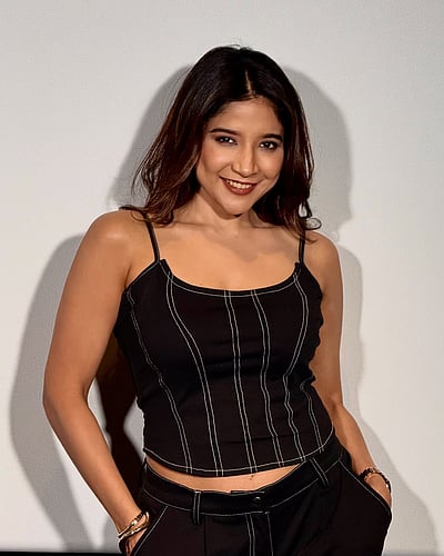 ஸ்டைலு ஸ்டைலுதான்... சாக்‌ஷி அகர்வால்!