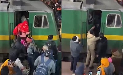 கும்பமேளாவில் அலைமோதும் கூட்டம்! ரயில் என்ஜினில் ஏறிய பயணிகளால் பரபரப்பு!