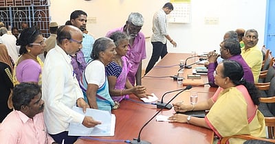 வேலூா்: குறைதீா் கூட்டத்தில் 424 மனுக்கள்