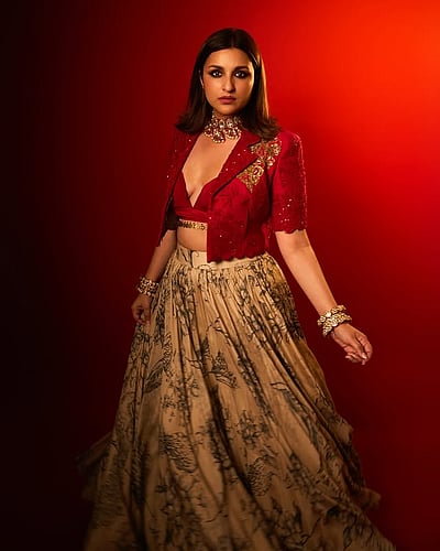 அழகோ அழகு... பரினிதி சோப்ரா!