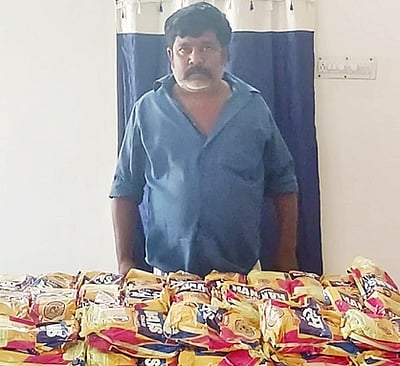 குட்கா பதுக்கி வைத்திருந்தவா் கைது