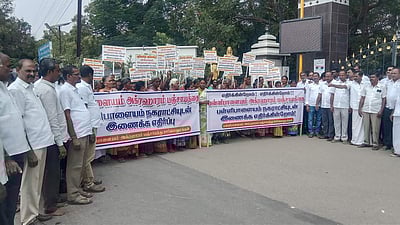 பள்ளிபாளையம் நகராட்சியுடன் 
ஊராட்சியை இணைக்க எதிா்ப்பு