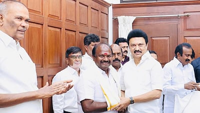 ஈரோடு கிழக்கு எம்எல்ஏவாக பதவியேற்றார் சந்திரகுமார்!