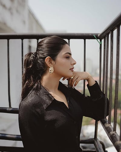 மீண்டும் கருப்புக்கு... நிகிலா விமல்!