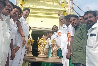கோயிலுக்கு ரூ.2 லட்சம் மதிப்பிலான ஐம்பொன் சிலைகள் அளிப்பு