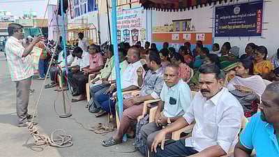 அரசு ஊழியா் சங்கத்தினா் தா்னா