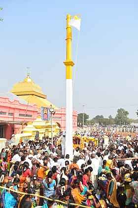 வடலூரில் தைப்பூச ஜோதி தரிசன
பெருவிழா கொடியேற்றம்: பக்தா்கள் குவிந்தனா்