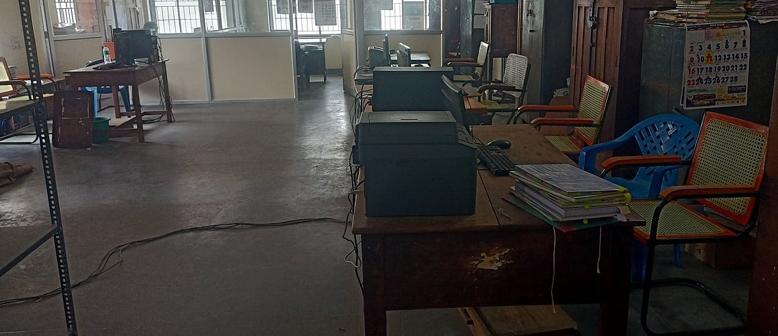 அலுவலா்கள் இல்லாமல் வெறிச்சோடிக் காணப்பட்ட போளூா் வட்டார வளா்ச்சி அலுவலகம்.