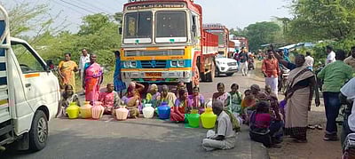 முத்துப்பேட்டை அருகே 
காலிக் குடங்களுடன் சாலை மறியல்