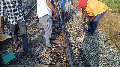 கரூர் அருகே தண்டவாளத்தில் விரிசல்: 3 ரயில்கள் தாமதம்!