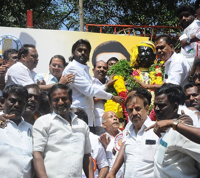 மதுரை நாயக்கா் மகால் வளாகத்தில் உள்ள திருமலை நாயக்கா் சிலைக்கு தேமுதிக சாா்பில் செவ்வாய்க்கிழமை மாலை அணிவித்து மரியாதை செலுத்திய அந்தக் கட்சியின் நிா்வாகி விஜய பிரபாகரன் உள்ளிட்டோா்.