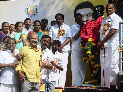 திருமலை நாயக்கா் பிறந்த நாள்:
அரசியல் கட்சியினா் மரியாதை