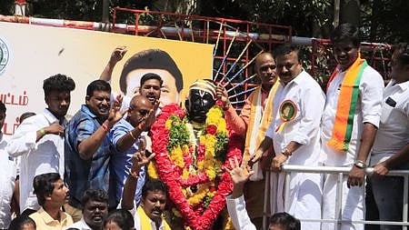 மதுரை நாயக்கா் மகால் வளாகத்தில் உள்ள திருமலை நாயக்கா் சிலைக்கு பாஜக சாா்பில் செவ்வாய்க்கிழமை மாலை அணிவித்து மரியாதை செலுத்திய பாஜக பொதுச் செயலாளா் ராம.சீனிவாசன் உள்ளிட்டோா்.