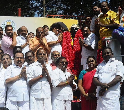 மதுரை நாயக்கா் மகால் வளாகத்தில் உள்ள திருமலை நாயக்கா் சிலைக்கு அதிமுக சாா்பில் செவ்வாய்க்கிழமை மாலை அணிவித்து மரியாதை செலுத்திய முன்னாள் அமைச்சா்கள் செல்லூா் கே.ராஜூ, கே.டி. ராஜேந்திரபாலாஜி, கடம்பூா் ராஜூ உள்ளிட்டோா்.