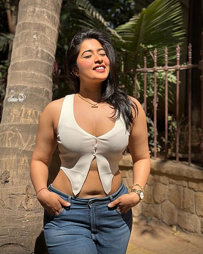 பால்வண்ண பதுமை... நிகிதா சர்மா!