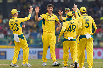 இளம் வீரர்களுடன் களமிறங்கிய ஆஸி..! 214 ரன்களுக்கு ஆட்டமிழந்த இலங்கை!