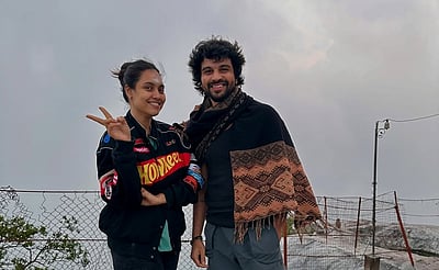 ரயானுடன் ஆன்மிக சுற்றுலாச் சென்ற பவித்ரா! 