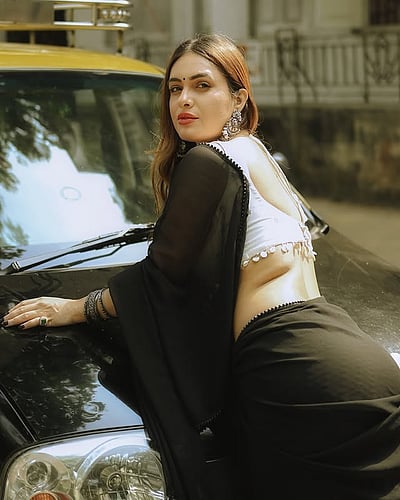 டாக்ஸி.. டாக்ஸி... நேஹா மாலிக்! 