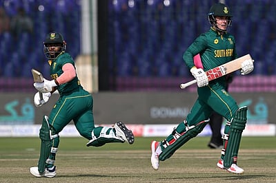மூவர் அரைசதம்..! இறுதிக்குச் செல்லுமா தென்னாப்பிரிக்கா? பாகிஸ்தானுக்கு 353 ரன்கள் இலக்கு!