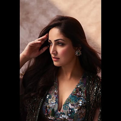 பற்ற வைக்கும் பார்வை.. யாமி கௌதம்!