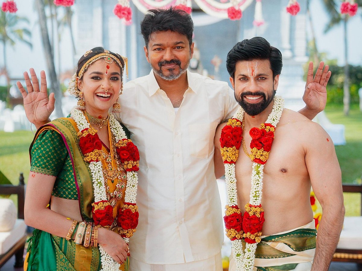 நடிகர் விஜய்யுடன் கீர்த்தி சுரேஷ் - ஆண்டனி தட்டில் தம்பதி.