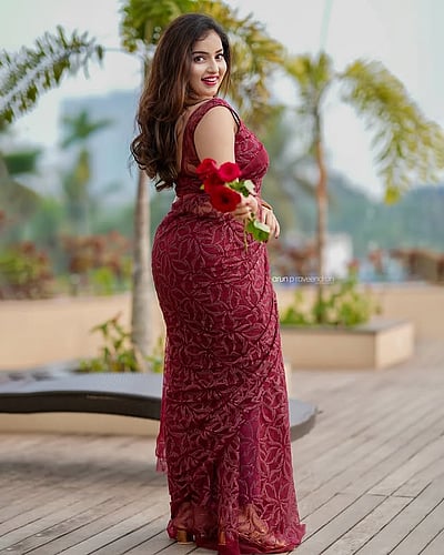 காதல் தூது.. மாளவிகா மேனன்!