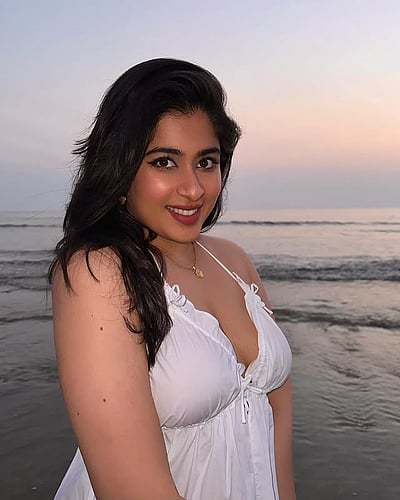 அலையே சிற்றலையே... நிகிதா சர்மா!  