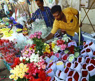 காதலர் தினம்! ரோஜா பூக்களின் விலை சதமடித்தன!!