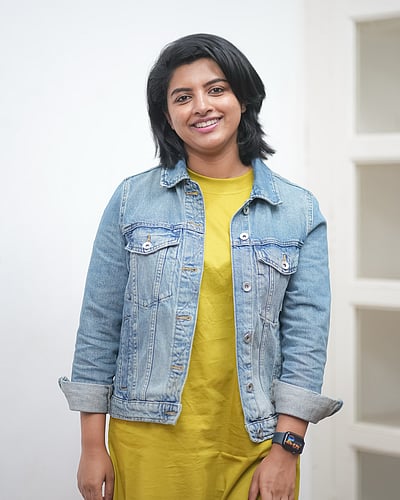 புன்னகையில் இதழ்... லிஜோ மோல்!