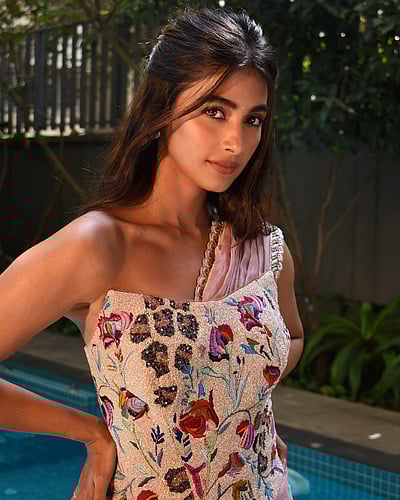 கண்கள் ஏதோ தேட... பூஜா ஹெக்டே!