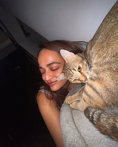 பூனைக்குட்டியுடன் அஞ்சலி சிவராமன்!