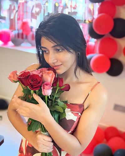 காதலர் தின ஸ்பெஷல்.. மிர்ணா மேனன்!