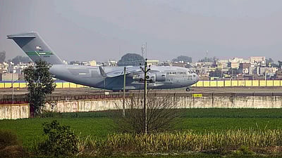 ராணுவ விமானத்துக்கான செலவு அதிகம்! இருந்தும் அமெரிக்கா அதில் மக்களை நாடுகடத்துவது ஏன்?