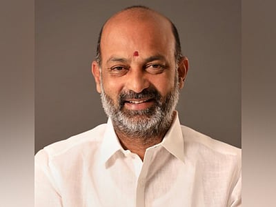 மாவோயிஸ்ட்டுகள் சரணடைவதுதான் ஒரே வழி: பண்டி சஞ்சய் குமாா்