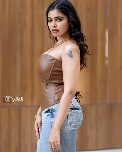 குறு குறு பார்வையால் கடத்தும் தர்ஷா குப்தா!