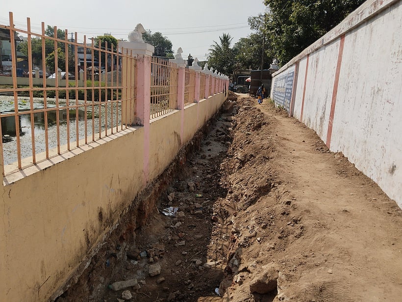 பொன்னேரி அகத்தீஸ்வரா் கோயில் அருகே மழைநீா் கால்வாய் பள்ளம்! பொதுமக்கள் அவதி