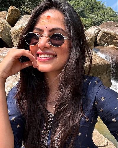 மந்திரப் புன்னகை... மதுமிதா! 