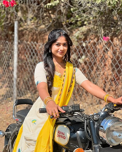 காதல் அதிரடியில்... செளந்தர்யா ரெட்டி! 